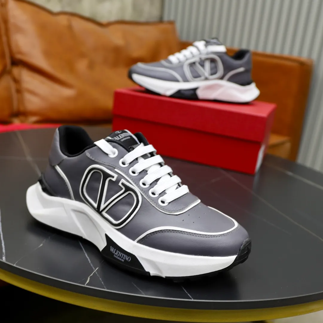 Men's shoes 💰480💰VALENTINO/Valentino 2024s men's latest low-top thick-soled sports shoes are shipped. Made with heavy industry, men's fine casual sports shoes, versatile style. Original leather, rubber lines embellished with geometric segmented uppers, hand-sewn, novel and fashionable, rubber soles with rivet details on the front and back, VALENTINO GARAVANI LOGO printed on the side, and Valentino decorative inlay on the tongue. Garavani Logo, comfortable, breathable and durable! Comes with full original packaging! Code number: 38-39-40-41-42-43-44 (45 can be customized)